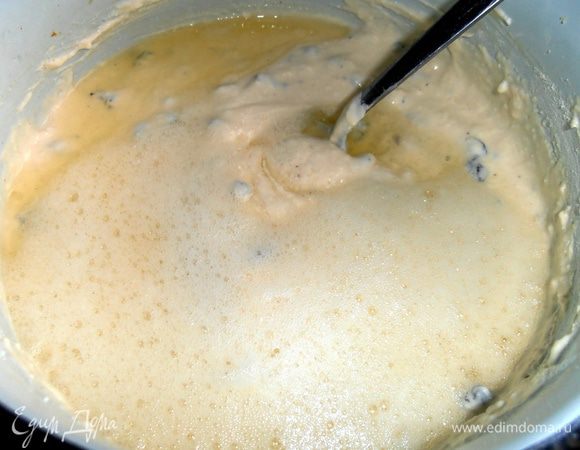 Вот теперь в последнюю очередь вливаем белки и осторожно перемешиваем ложкой!