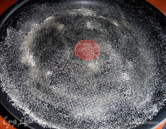 Форму смазываем растит.маслом и присыпаем манкой.