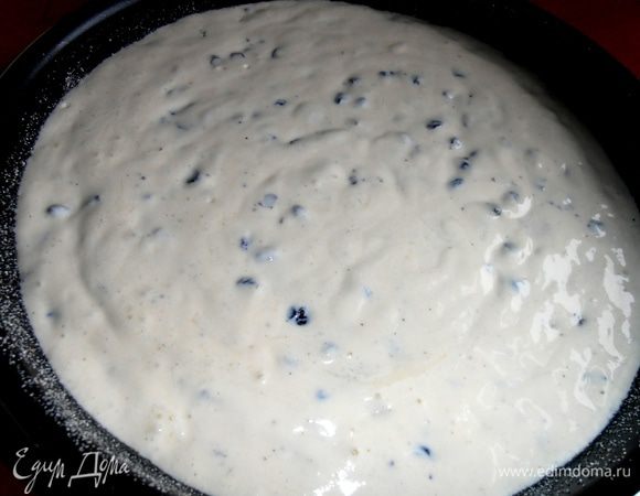 Выливаем всё тесто и выпекаем в заранее разогретой духовке до 180*на среднем уровне 40-45 минут до золотисто-коричневого цвета!