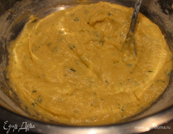 Приготовить тесто: смешать все ингредиенты (картофель предварительно размять, чеснок на мелкой терке,  укроп нарезать).