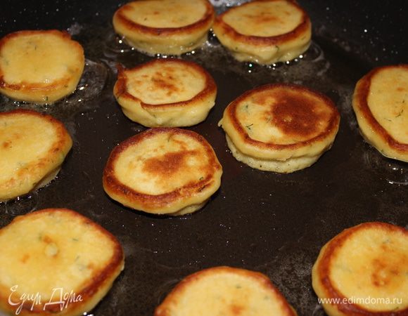 Перевернуть плюшки и обжарить их с другой стороны (минуты 2).