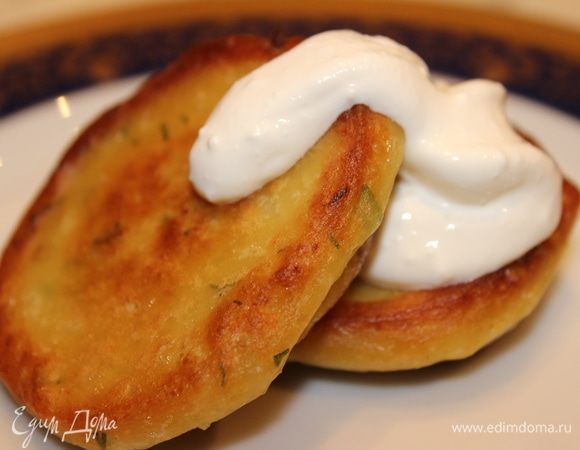 Картофельные плюшки готовы: с хрустящей золотистой корочкой и чудесным ароматом чеснока, который вызывает аппетит... Подавать горячими со сметаной.