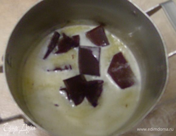 Шоколад разломать на кусочки. Масло разогреть почти до кипения. Вылить горячее масло в шоколад и взбить, пока масса не охладится до температуры тела.