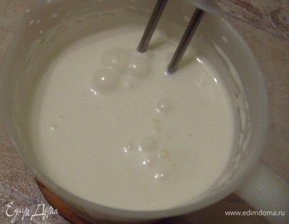 Яйца соединить с сахаром и взбивать добела (5–7 мин.).