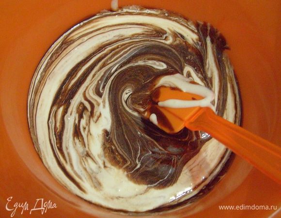 Яичную массу добавить к теплому шоколаду и перемешать.