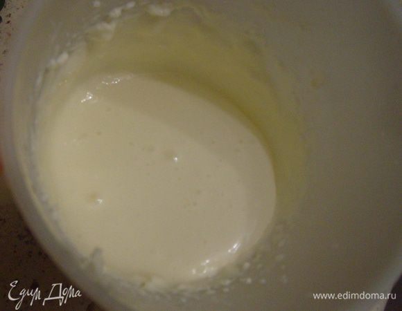 Для начинки сливочный сыр взбить с сахаром. Затем добавить к нему яйца, просеянную муку и перемешать.