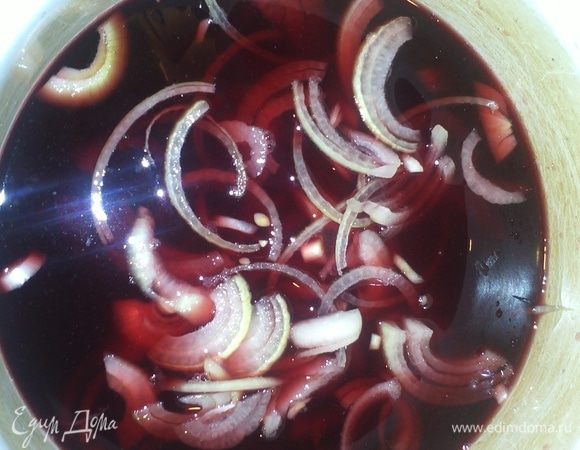 В ёмкость налить вино, влить 150 мл воды,добавить горчицу и порезанный полукольцами лук