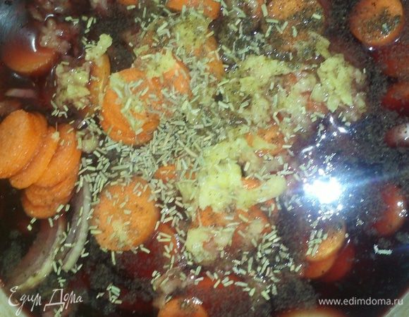 Добавить порезанную морковь, розмарин, соль и перец. Имбирь натереть на терке,добавить в маринад. Перемешать,поставить на огонь и довести до кипения и  отставить.