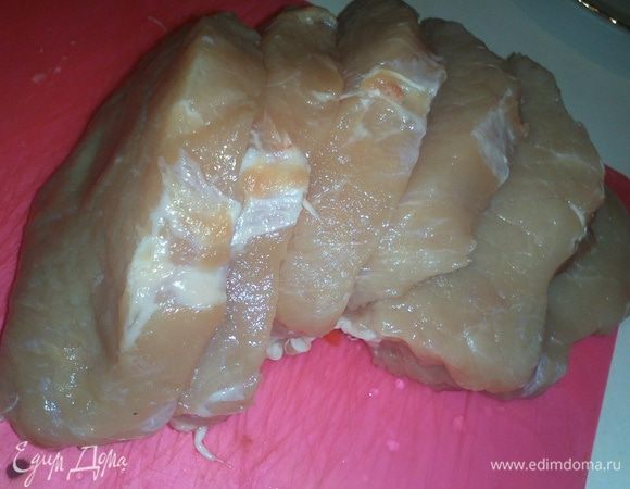 Нарезать мясо, немного отбить, положить в горячий маринад, оставить на 30-60 минут.