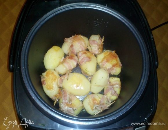 Уложить картофель в мультиварку, предварительно налив на дно растительное масло, посыпать картофель укропом и поставить готовить на режим "Выпечка". Через 25 минут картофель перевернуть. 
Точно также картофель можно сделать в духовке.