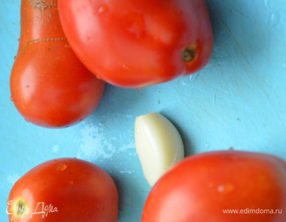 Для соуса на сковороде разогреть столовую ложку оливкового (растительного масла) зубчик чеснока раздавить и мелко порубить .Кинуть на сковороду. Томаты вымыть и мелко нарезать кубиком. (Можно и очистить о томат, предварительно сделав на нем крестообразный надрез и окунуть в кипяток на минут 5).