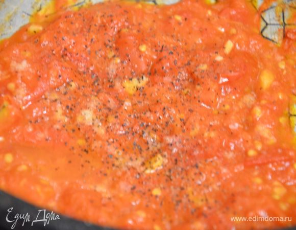 Обжарить в течении одной минуты томаты с чесноком, затем убавить огонь на минимум, накрыть крышкой и тушить, периодически помешивая в течении 4-5 минут. Затем добавить соль, перец и зелень. Соус готов.