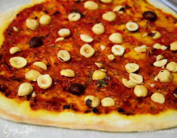 Подошедшее тесто, раскатать на присыпленной слегка мукой рабочей поверхности, примерно 0,5 см толщиной. Смазать соусом , присыпать половинками орехов. Отправить в разогретую духовку на 15 минут.