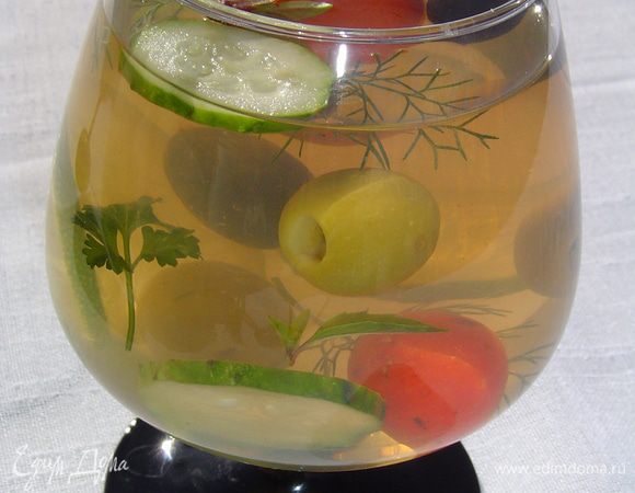 Подготовленные овощи делим на две части и ими заполняем бокалы, добавляем заливку и ставим в холодильник до полного застывания.