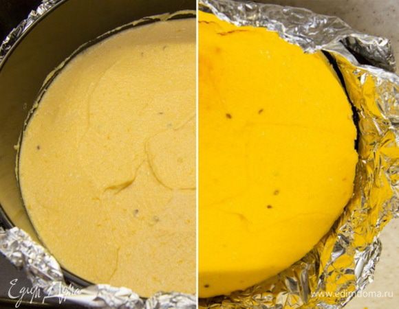 Выкладываем нашу тыквенно-творожную массу в форму. Оборачиваем форму снаружи фольгой. Фольга нужна для того, чтоб в форму с чизом не попала вода. И ставим в противень с высокими бортами. Наливаем в противень воды, столько, чтоб она доходила до середины чиза. Выпекаем чиз в духовке в течение часа, он не должен зарумяниться. Оставляем его до полного остывания в духовке.