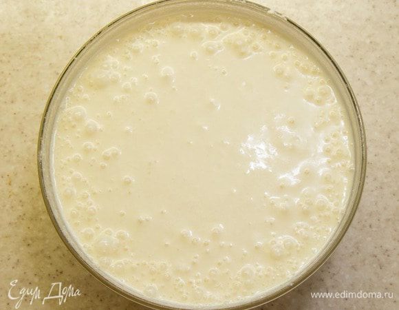 Творожно-йогуртовое суфле:
Замочить желатин в молоке. Спустя минут 10 нагреваем желатин с молоком в микроволновке в течение 30 секунд на максимальной мощности. Желатин должен распуститься.
Все ингредиенты смешиваем с помощью погружного блендера. Наша задача получить однородную массу. Добавляем молоко с желатином и еще раз все хорошо перемешиваем.