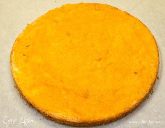 Кладем бисквит на лист бумаги для выпечки. Берем 2 ст. л. пюре из оставшегося тыквенного пюре, смешиваем с сахаром и намазываем на бисквит.