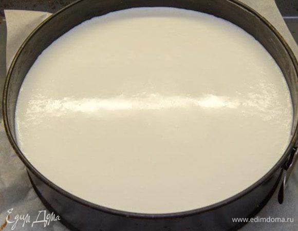 Под пергамент подсовываем основу от формы и надеваем бортик от формы. Теперь выливаем творожно-йогуртовое суфле поверх чиза и убираем в холодильник, чтоб слой схватился.