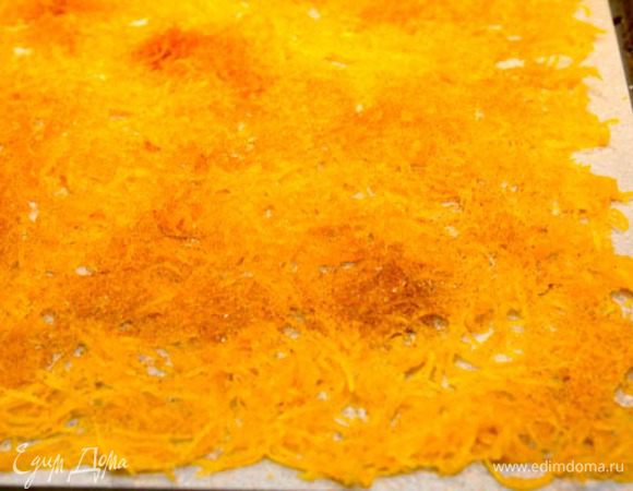 Ажурное украшение:
Разогреваем духову до 100 С.
Для украшения торта натираем на терке сырую тыкву. Распределяем ее на застеленном бумагой для выпечки противне, посыпаем сахаром и корицей. Сушим в духовке в течение 1 часа.
Натертая тыква превратится в ажурную салфетку, которую нужно разрезать на полоски шириной равные высоте торта.