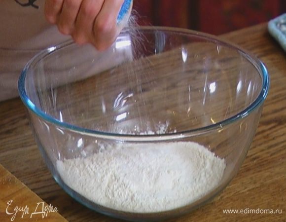 Муку перемешать с разрыхлителем и солью.