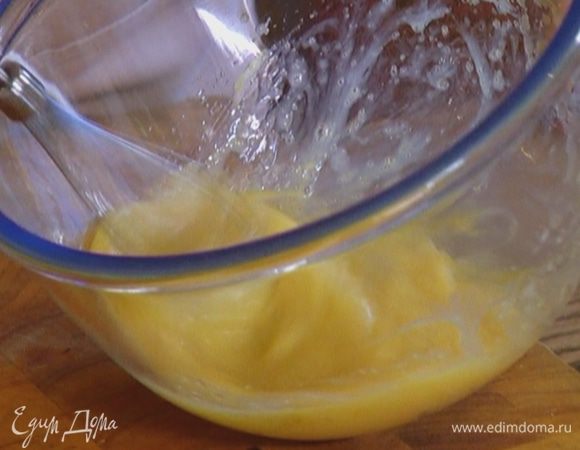 Яйца с сахаром взбить миксером в пышную массу.