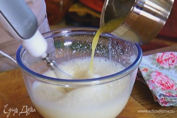 Не прекращая взбивать, небольшими порциями влить молоко, затем медленной струйкой влить 2/3 растопленного масла.