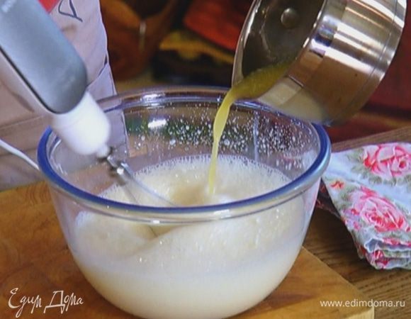 Не прекращая взбивать, небольшими порциями влить молоко, затем медленной струйкой влить 2/3 растопленного масла.