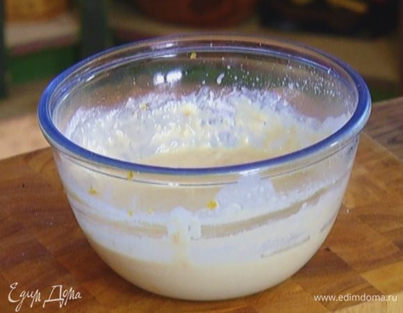 Всыпать апельсиновую цедру и муку с разрыхлителем и перемешать тесто так, чтобы не было комочков.