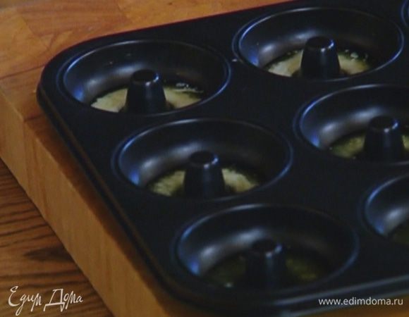 В каждую форму влить немного оставшегося растопленного масла и кулинарной кисточкой равномерно распределить его по стенкам.