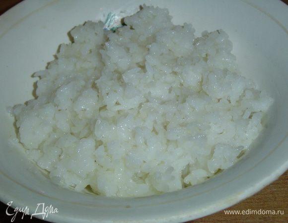 Рис промываем несколько раз, пока вода будет прозрачной, затем заливаем его холодной водой 1:2, оставляем на 20 мин., сливаем воду, заливаем чистой водой и варим на медленном огне 10 минут, солим чуть-чуть. В готовый рис добавляем 2 ст. л. рисового уксуса,даем остыть.