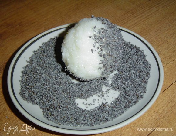 Затем шарики с маслинами обваливаем в маке,