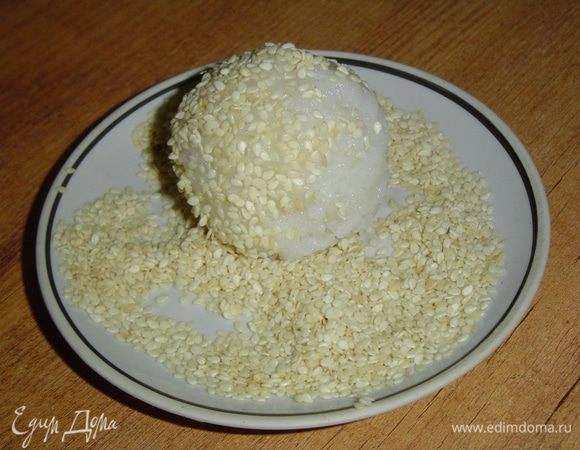 а шарики с оливками - в кунжуте.