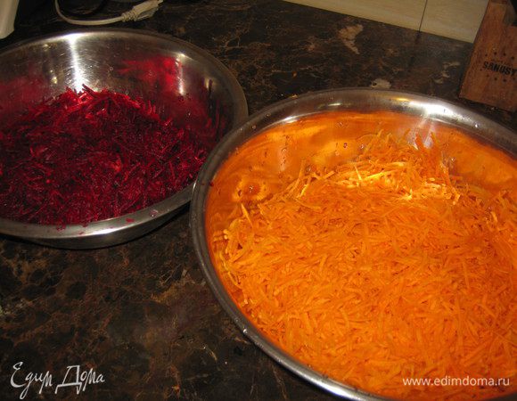 Для начала, мы сделаем домашнюю морковь и свеклу по-корейски

На 500 грамм моркови вам понадобиться: 1 ст. л. сахара, 2 ч. л. соли, 1 ч. л. молотого кориандра, 0,5 ч. л. паприки, 0,5 ч. л. карри, 4 зубчика чеснока, 2 ст. л. 9% уксуса и 6 ст. л. рафинированного подсолнечного масла.

Очищенную морковь натрите на специальную тёрку или на комбайне, добавьте сахар и соль, немножко помните. Положите все необходимые специи, в это время разогрейте подсолнечное масло, до такого состояния, когда начнет идти дым, полейте его на морковь и быстро перемешайте. Далее выдавите чеснок и добавьте нужное количество уксуса, оставьте на 4 часа в холодильнике. Морковь по-корейски готова!

Для приготовления свеклы по-корейски вам понадобятся все те же ингредиенты кроме сахара. Делайте свеклу по такому же рецепту, как и морковь по-корейски. Я всегда делаю их одновременно, это очень удобно и быстро.
