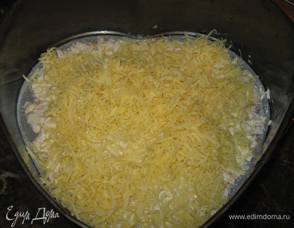 Отварите курицу и яйца. Возьмите форму, я делала в разъемной в виде сердца. Выкладывать надо слоями: сначала курица (половина нормы) смазанная майонезом, далее сыр с майонезм, затем морковь по-корейски, следующий слой натёртые яйца также смазанные майонезом.