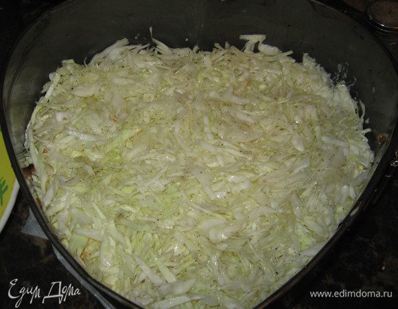 Далее возьмите капусту, нашинкуйте её, посолите, помните, взбрызните лимонным соком и подсолнечным маслом и выложите на яйца. Затем опять выложите курицу, сыр, теперь свеклу по-корейски и сверху яйца. Всё кроме свеклы также промажьте майонезом.