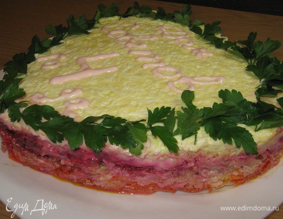 Поставьте в холодильник на 6 часов, снимите форму и украсьте зеленью. 