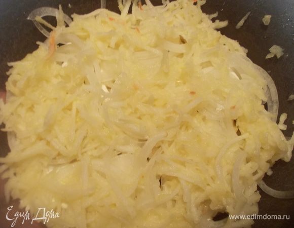 Сверху уложить тоненько порезанный лук и тёртое яблочко. Промазать майонезом.