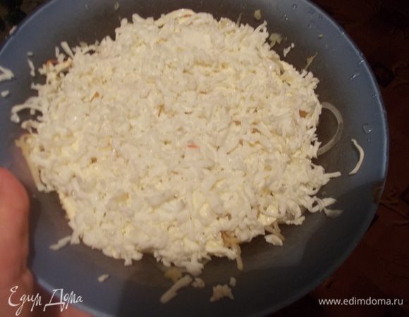 Сверху потереть белок.