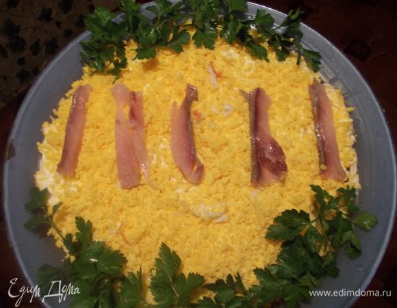 Сверху покрошить желток и салат готов. дать ему немного пропитаться.