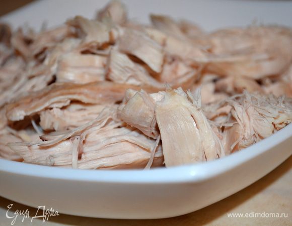 Куриное мясо отварить и мелко нарезать.