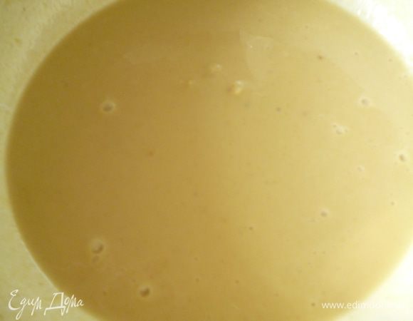 В мисочке смешать все ингредиенты для маринада.Добавить измельченный чеснок.Дать настояться 10 минут.