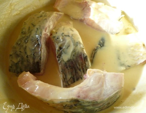 Рыбу нарезать на порционные кусочки. Я нарезаю поперек и потом еще разрезаю каждый кусок пополам. Так удобней жарить. Кусочки рыбы складываем в мисочку с маринадом и оставляем на 10  минут. Несколько раз кусочки переворачиваем, что бы они равномерно пропитались.