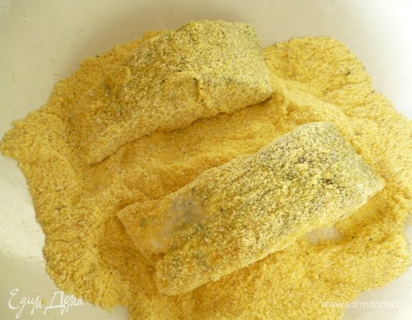 Нагреваем на небольшом огне сковородку с растительным маслом, обмакиваем каждый кусочек рыбки в маринад, что бы он был покрыт смесью со всех сторон и затем хорошо обваливаем в панировке. Обжариваем до золотистой корочки. Подаем с салатиком, любым гарниром или просто с лимончиком. Приятного вам аппетита!