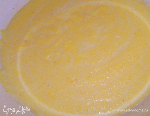 Сначала нужно сварить поленту (кукурузную кашу) - для этого закипитить воду и постоянно помешивая ручным венчиком всыпать малыми порциями кукурузную кашу и варить на среднем огне постоянно взбивая венчиком, посолить. Когда полента начнет густеть влить молоко и проварить до готовности, постоянно помешивая венчиком. Снять с огня и остудить.