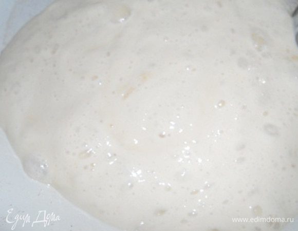 Тем временем смешать дрожжи с 3 ст. л. муки и добавить 2 ст. л. теплой воды, перемешать и оставить подойти.