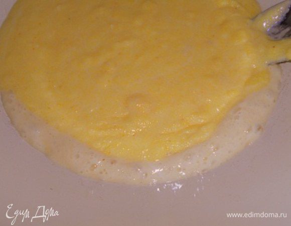 Когда полента остыла смешать  ее с дрожжевой опарой, добавить чай  и 1 ст. л. соли, перемешать.