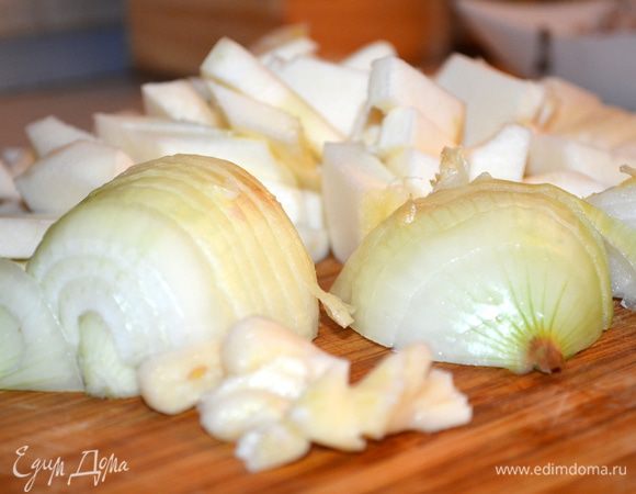 Лук нарезать полукольцами, чеснок нарубить, 1 цукини тоже нарезать на небольшие ломтики.
