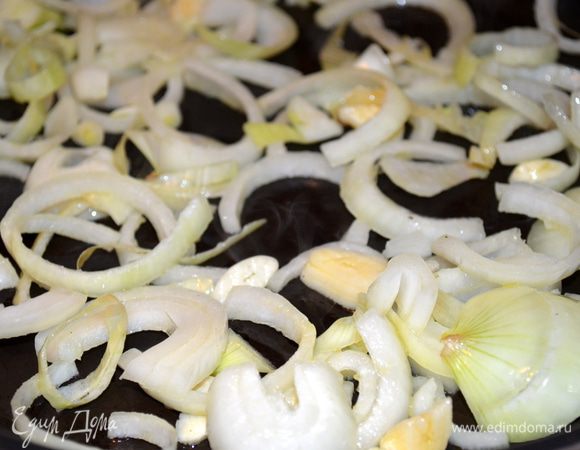 Разогреть 2 ст. ложки оливкого масла, обжарить пару минут лук с чесноком.