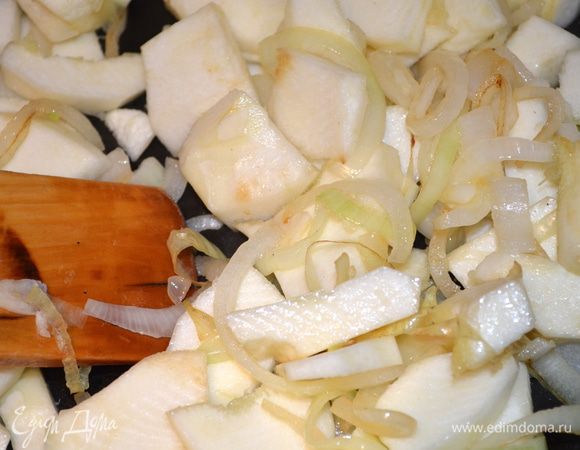 Добавить цукини и тушить все вместе 10 минут.