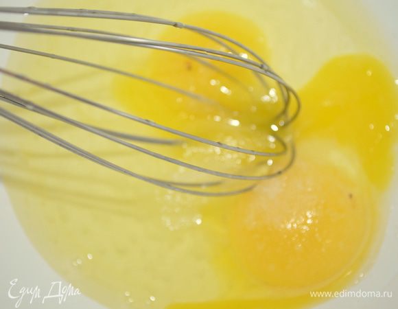 Яйца взбить с солью венчиком.